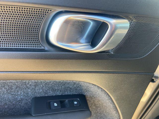2025 Volvo XC40 B5 Ultra Bright Theme