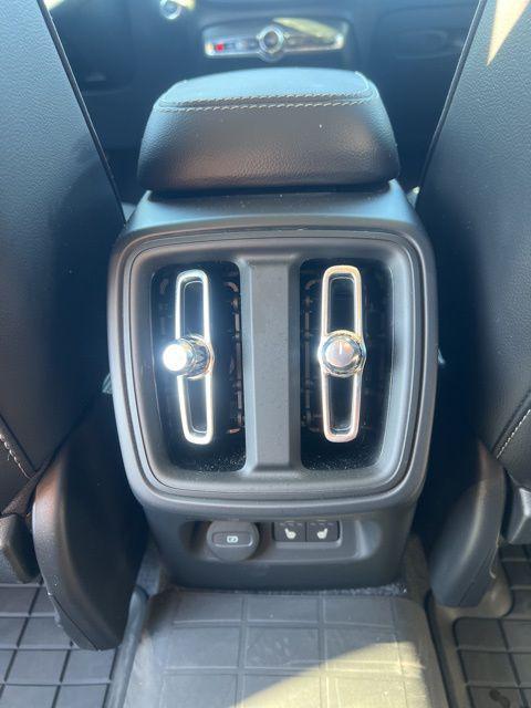 2025 Volvo XC40 B5 Ultra Bright Theme