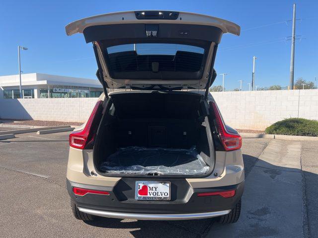2025 Volvo XC40 B5 Ultra Bright Theme