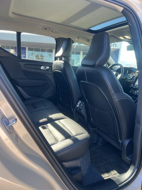 2025 Volvo XC40 B5 Ultra Bright Theme
