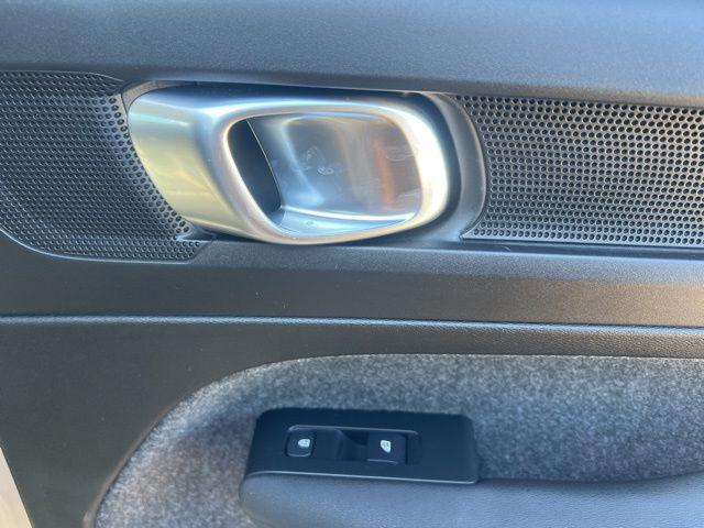 2025 Volvo XC40 B5 Ultra Bright Theme