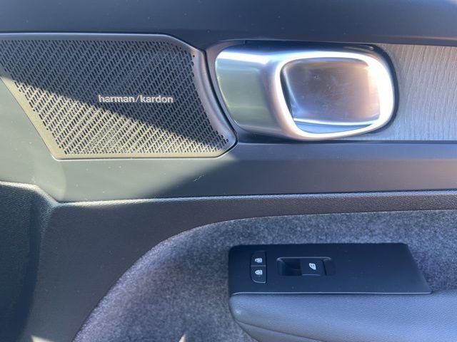 2025 Volvo XC40 B5 Ultra Bright Theme