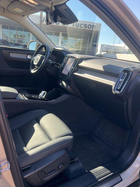 2025 Volvo XC40 B5 Ultra Bright Theme