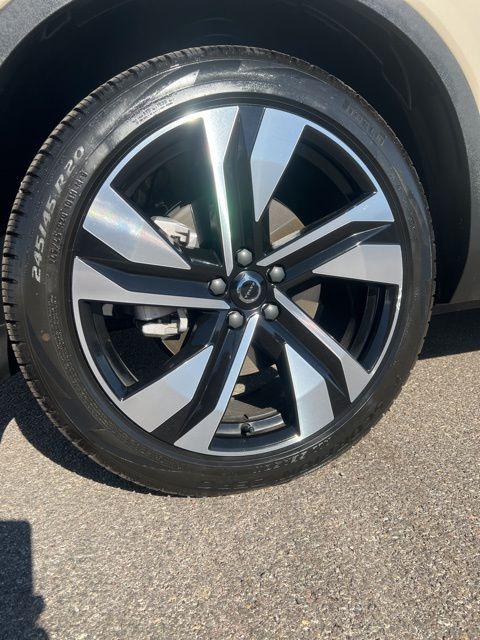 2025 Volvo XC40 B5 Ultra Bright Theme
