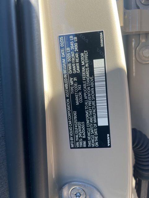 2025 Volvo XC40 B5 Ultra Bright Theme
