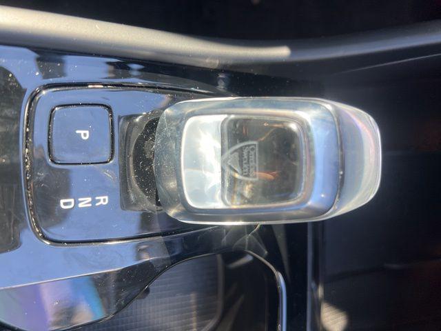 2025 Volvo XC40 B5 Ultra Bright Theme