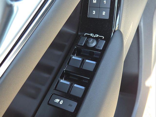2026 Land Rover Range Rover Velar P400 Dynamic SE