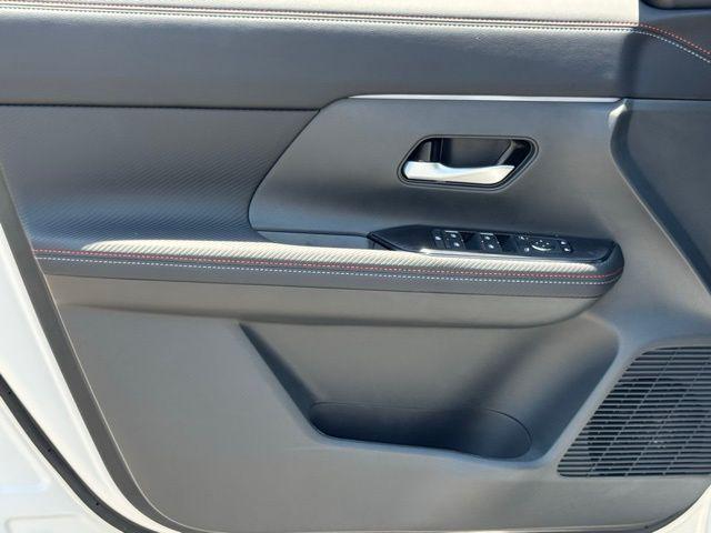 2025 Nissan Kicks SR FWD