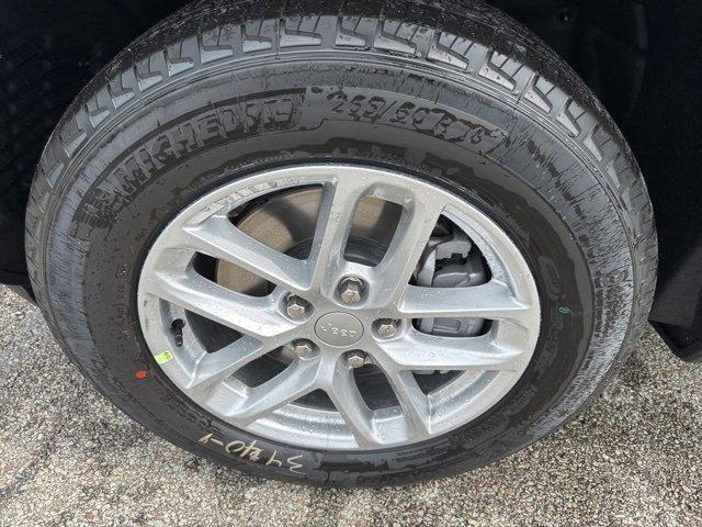 2025 Jeep Grand Cherokee GRAND CHEROKEE L LAREDO X 4X4