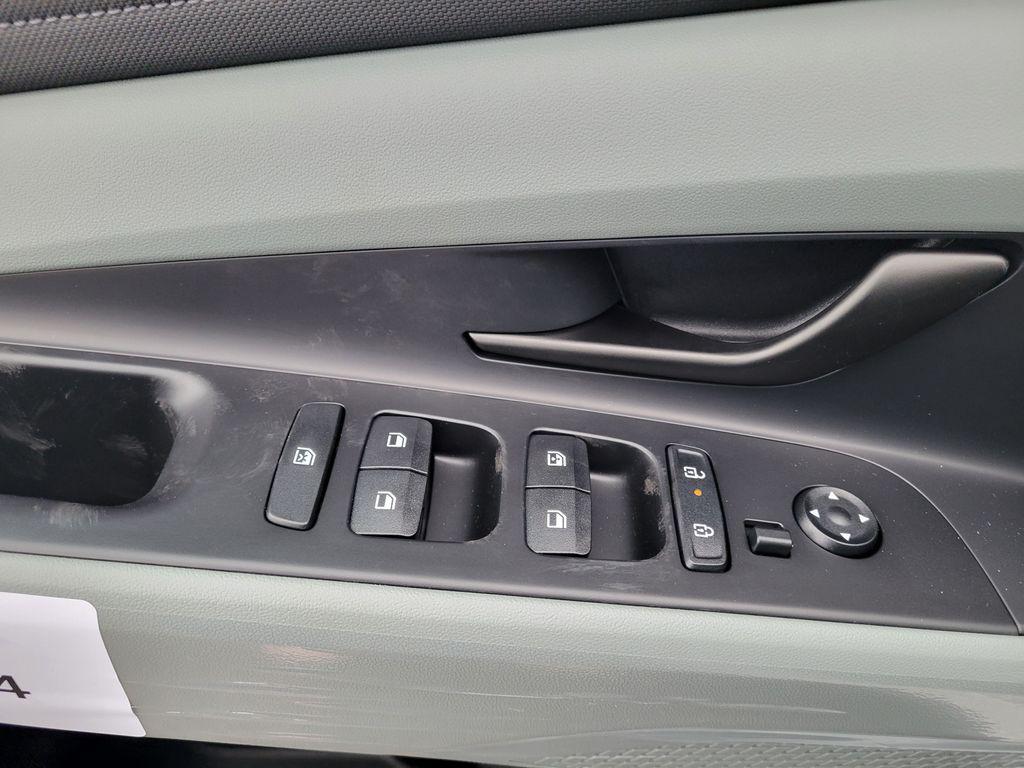 2025 Hyundai Elantra Limited - Photo 13