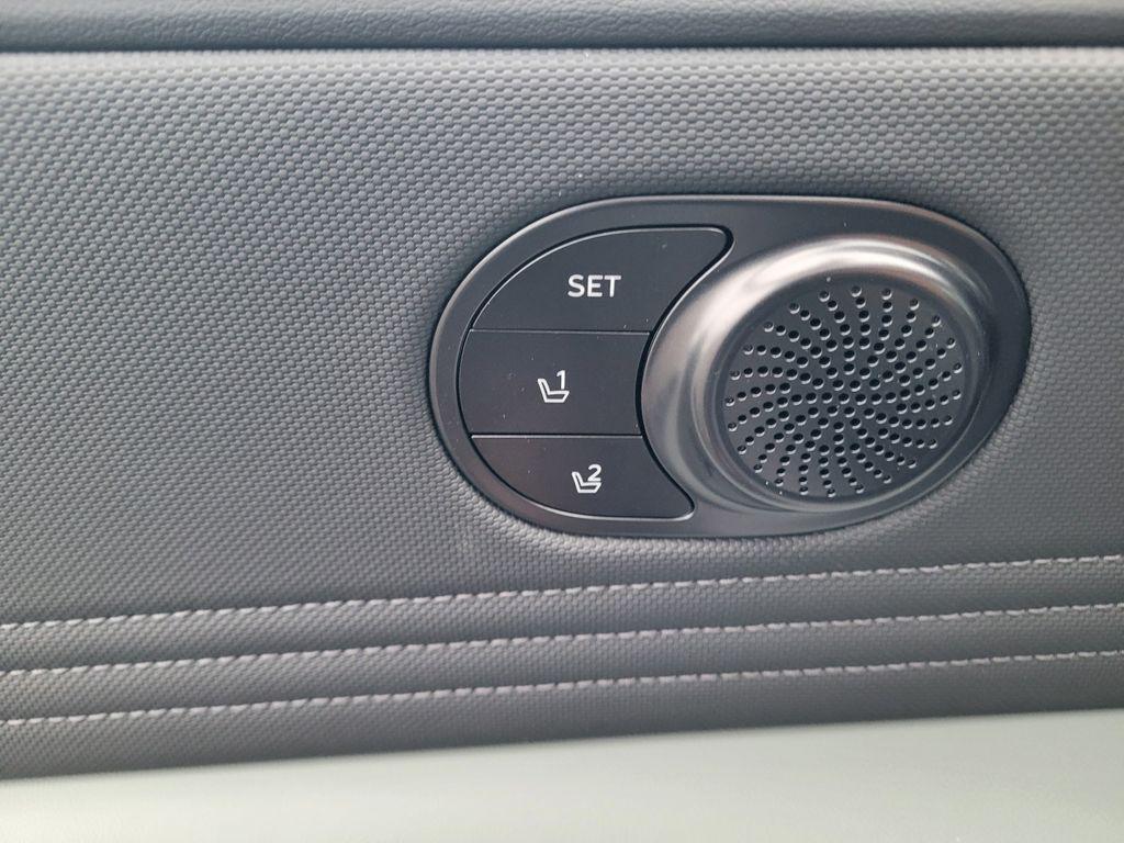 2025 Hyundai Elantra Limited - Photo 14