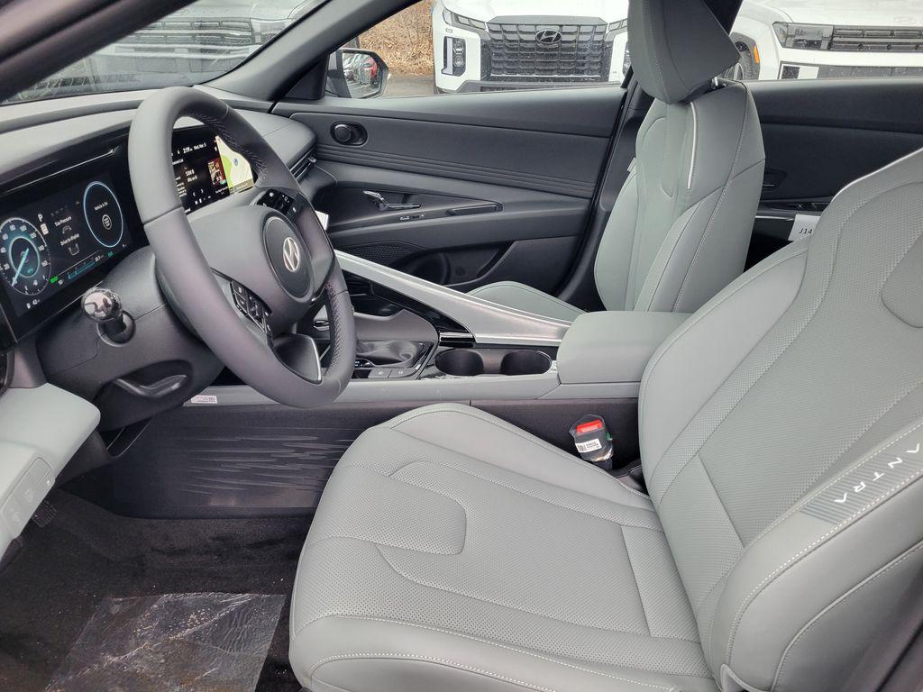 2025 Hyundai Elantra Limited - Photo 16