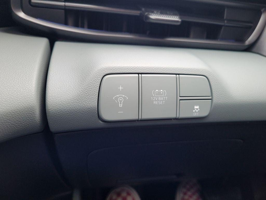 2025 Hyundai Elantra Limited - Photo 17