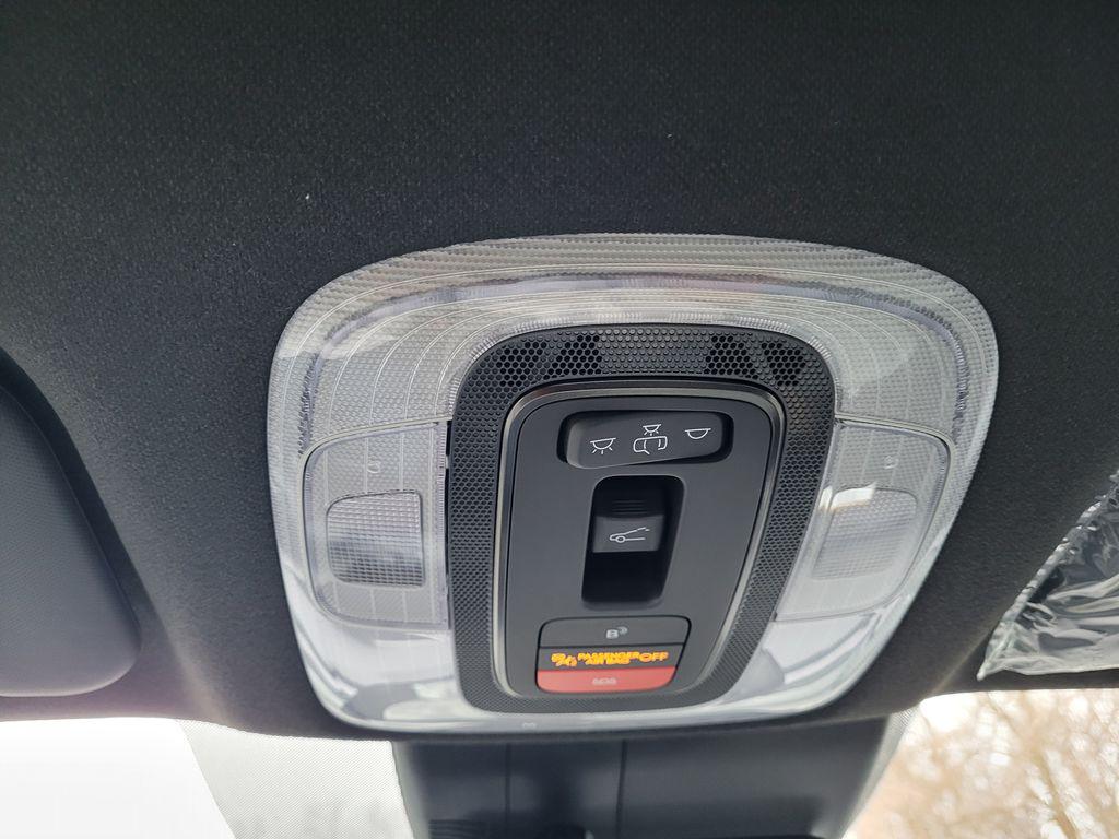 2025 Hyundai Elantra Limited - Photo 32