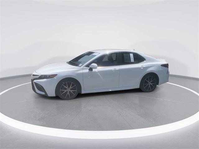 2022 Toyota Camry SE Hybrid
