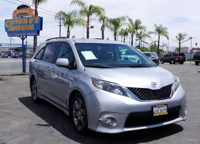 2012 Toyota Sienna SE 8 Passenger
