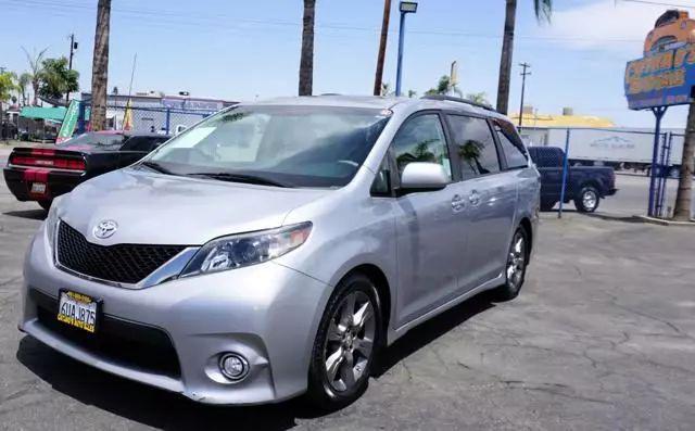 2012 Toyota Sienna SE 8 Passenger