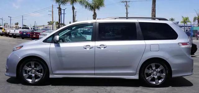 2012 Toyota Sienna SE 8 Passenger