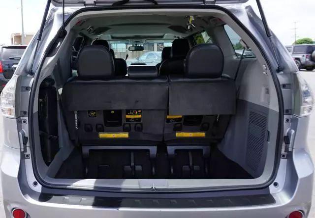 2012 Toyota Sienna SE 8 Passenger