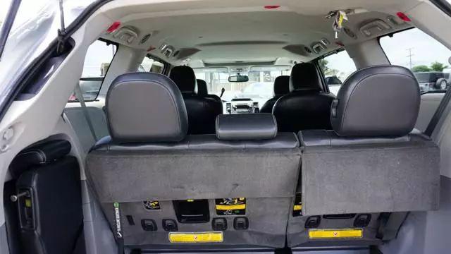 2012 Toyota Sienna SE 8 Passenger