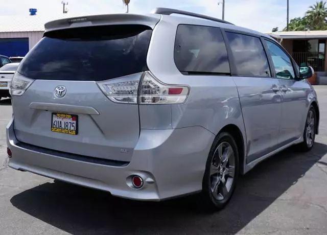 2012 Toyota Sienna SE 8 Passenger