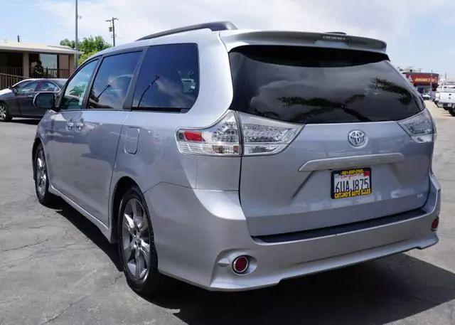 2012 Toyota Sienna SE 8 Passenger