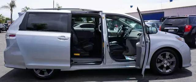 2012 Toyota Sienna SE 8 Passenger