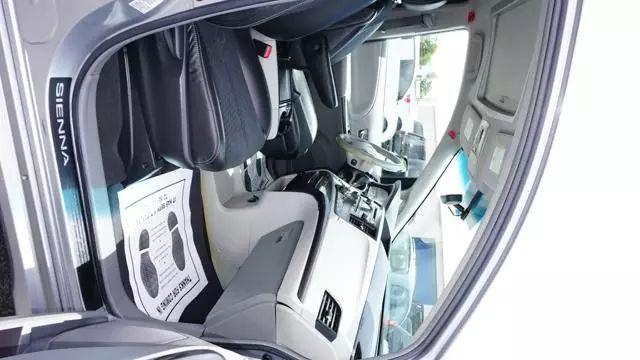2012 Toyota Sienna SE 8 Passenger