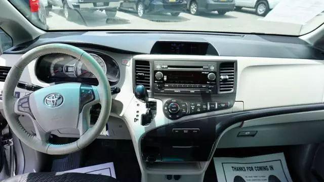 2012 Toyota Sienna SE 8 Passenger