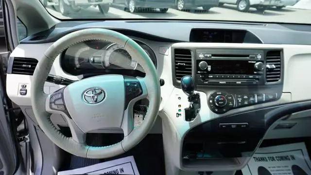 2012 Toyota Sienna SE 8 Passenger