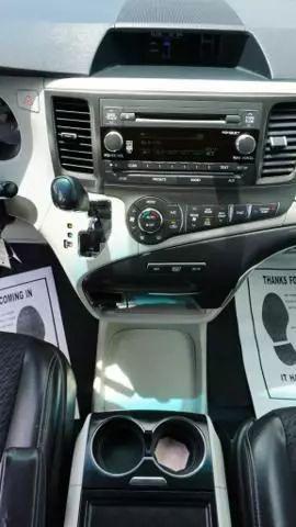 2012 Toyota Sienna SE 8 Passenger