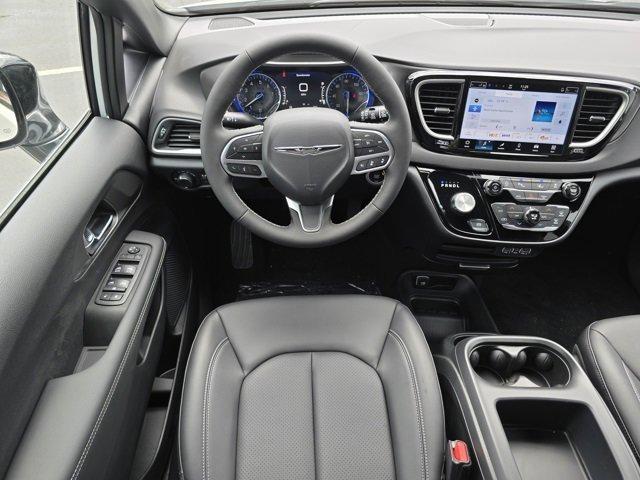 2025 Chrysler Voyager VOYAGER LX