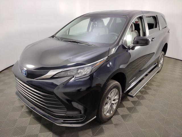 2024 Toyota Sienna LE