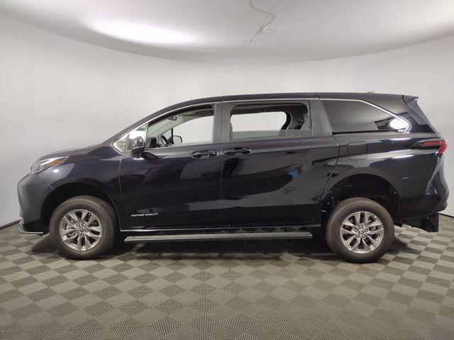 2024 Toyota Sienna LE