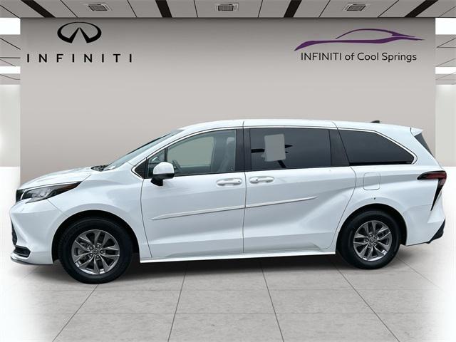 2022 Toyota Sienna LE