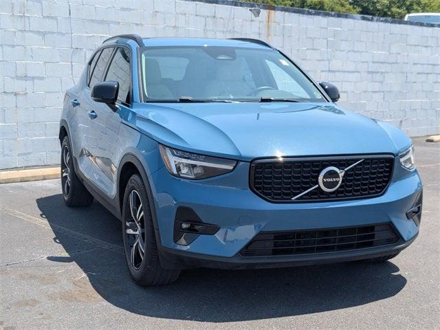 2023 Volvo XC40 B5 Plus Dark Theme