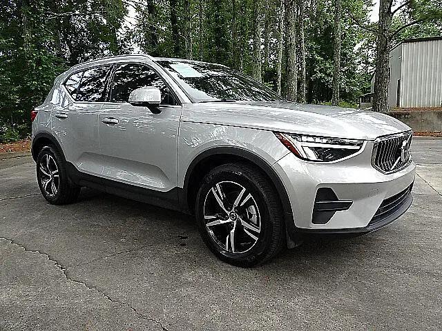 2025 Volvo XC40 B5 Core Bright Theme