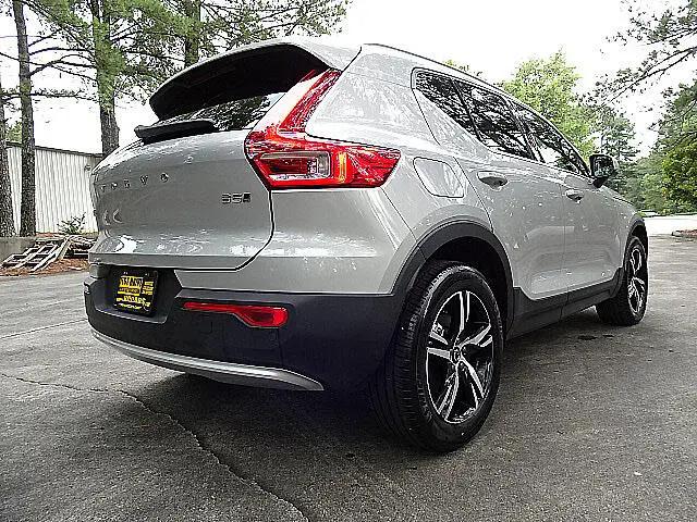 2025 Volvo XC40 B5 Core Bright Theme