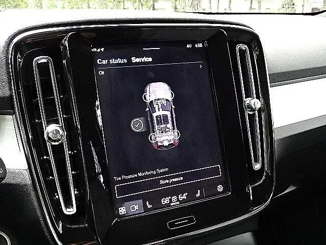 2025 Volvo XC40 B5 Core Bright Theme