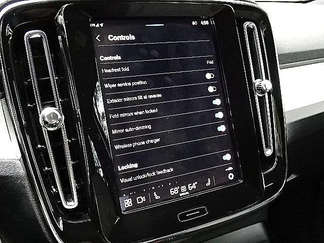 2025 Volvo XC40 B5 Core Bright Theme