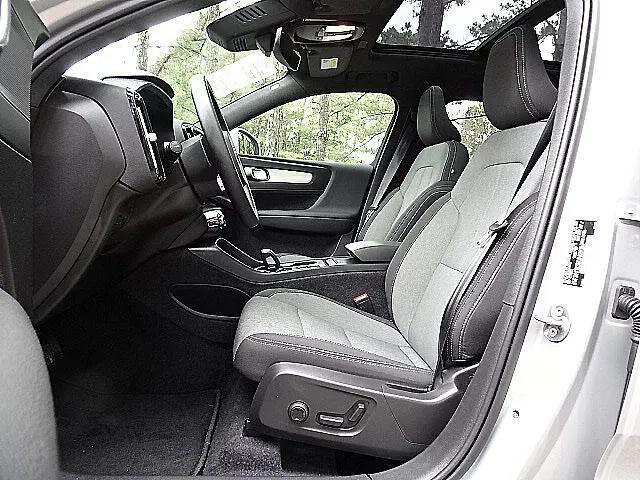 2025 Volvo XC40 B5 Core Bright Theme
