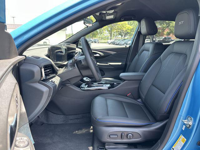2025 Buick NV Sport Touring FWD