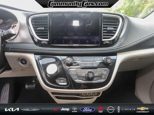 2022 Chrysler Pacifica Hybrid Touring L
