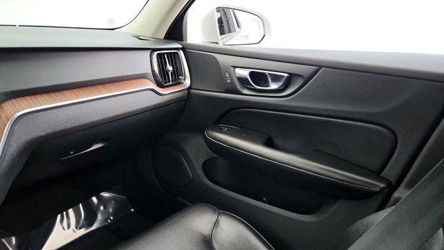 2021 Volvo S60 T6 Momentum