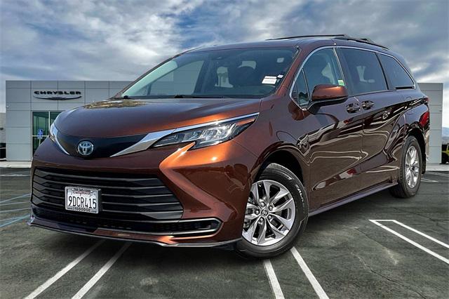 2022 Toyota Sienna LE 2022 Toyota Sienna LE