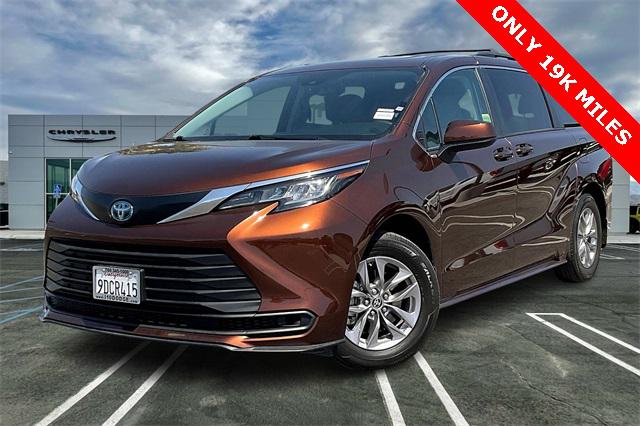2022 Toyota Sienna LE