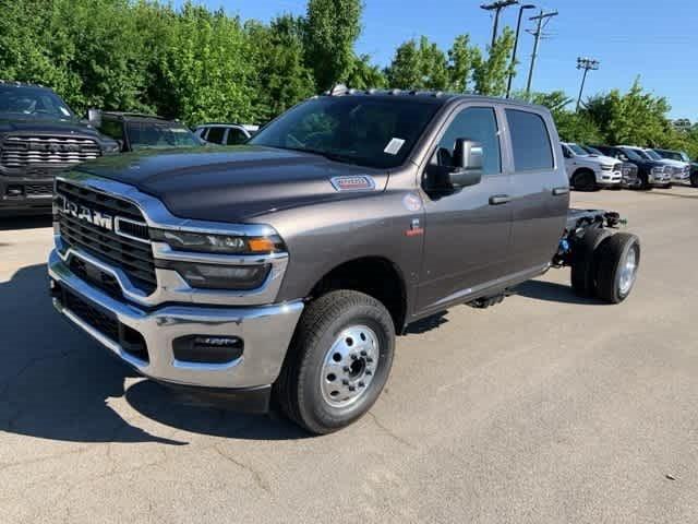 2025 RAM Ram 3500 Chassis Cab RAM 3500 TRADESMAN CREW CAB CHASSIS 4X4 60 CA