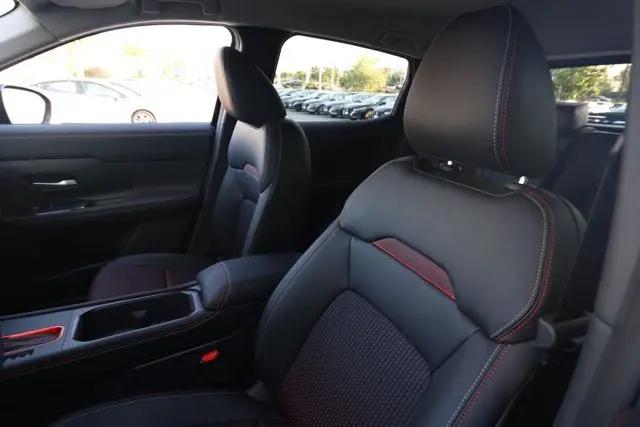 2025 Nissan Kicks SR FWD