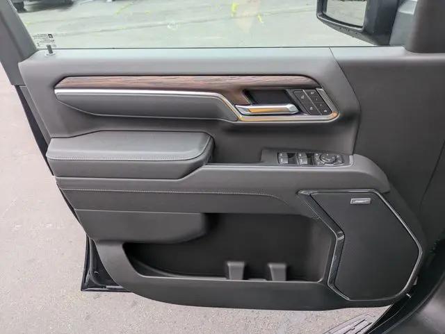 2025 GMC Sierra 2500HD 4WD Crew Cab Standard Bed SLT