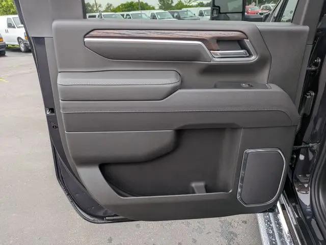 2025 GMC Sierra 2500HD 4WD Crew Cab Standard Bed SLT